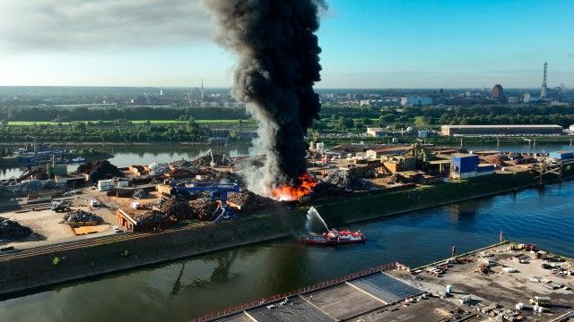 Großbrand im Duisburger Hafen