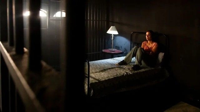 Yeimy intenta escapar de la prisión de Mike, pero está muy débil