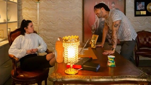 Genoveva le propone a Charly aliarse en contra de Mike