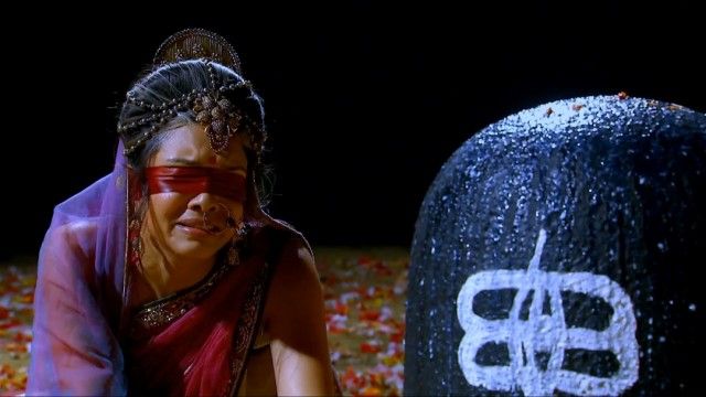 Karna decides to kill Abhimanyu
