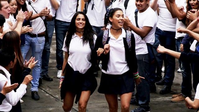Rosario impide que su padrastro abuse de ella