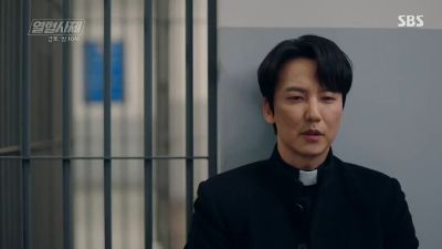 Hae Il Investigates the Death of Father Lee