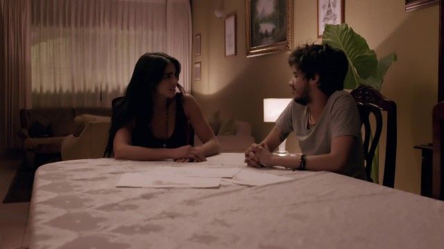 Rosario busca a Dylan para despedirse, pues está dispuesta a irse del país con Rubí