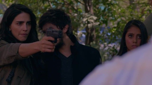 La policía le quita a El Ángel el celular que tenía escondido y el piloto que Rosario secuestró