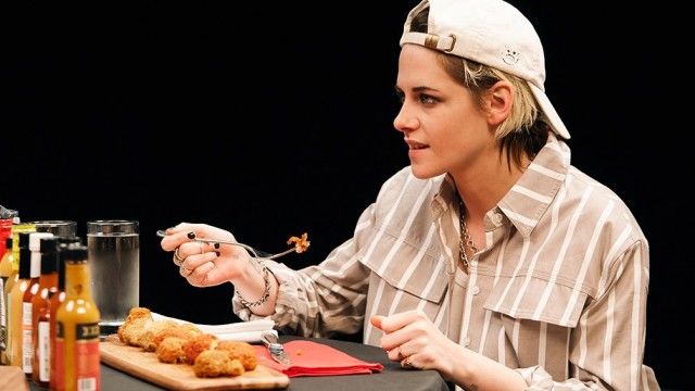 Kristen Stewart Brings the Angels to Eat Spicy Wings