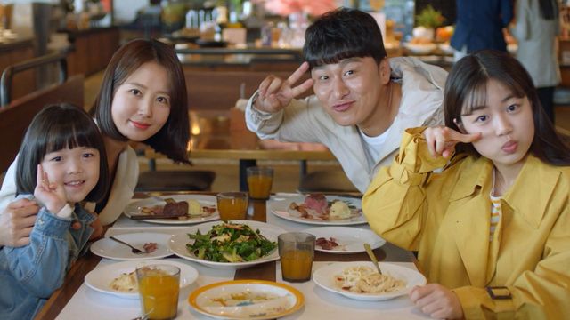 Joon Seon And Hyun Gyung Have Dinner Together