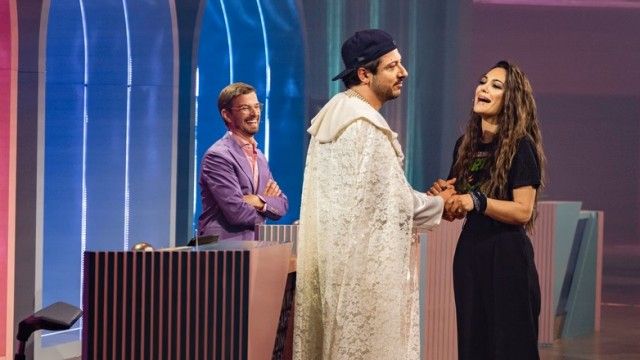 Who steals the show from Nilam Farooq?